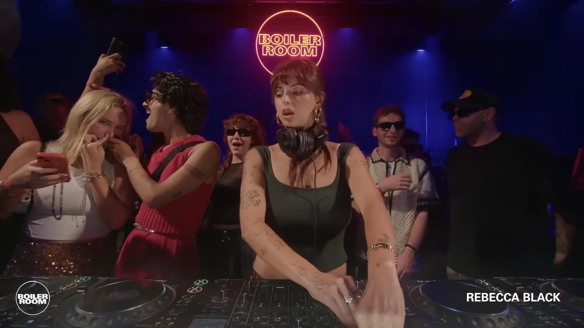 На стриме певицы Рэбекки Блэк, парень вдыхал попперс в Улья́новске На стриме певицы Рэбекки Блэк, парень вдыхал попперс в Улья́новске