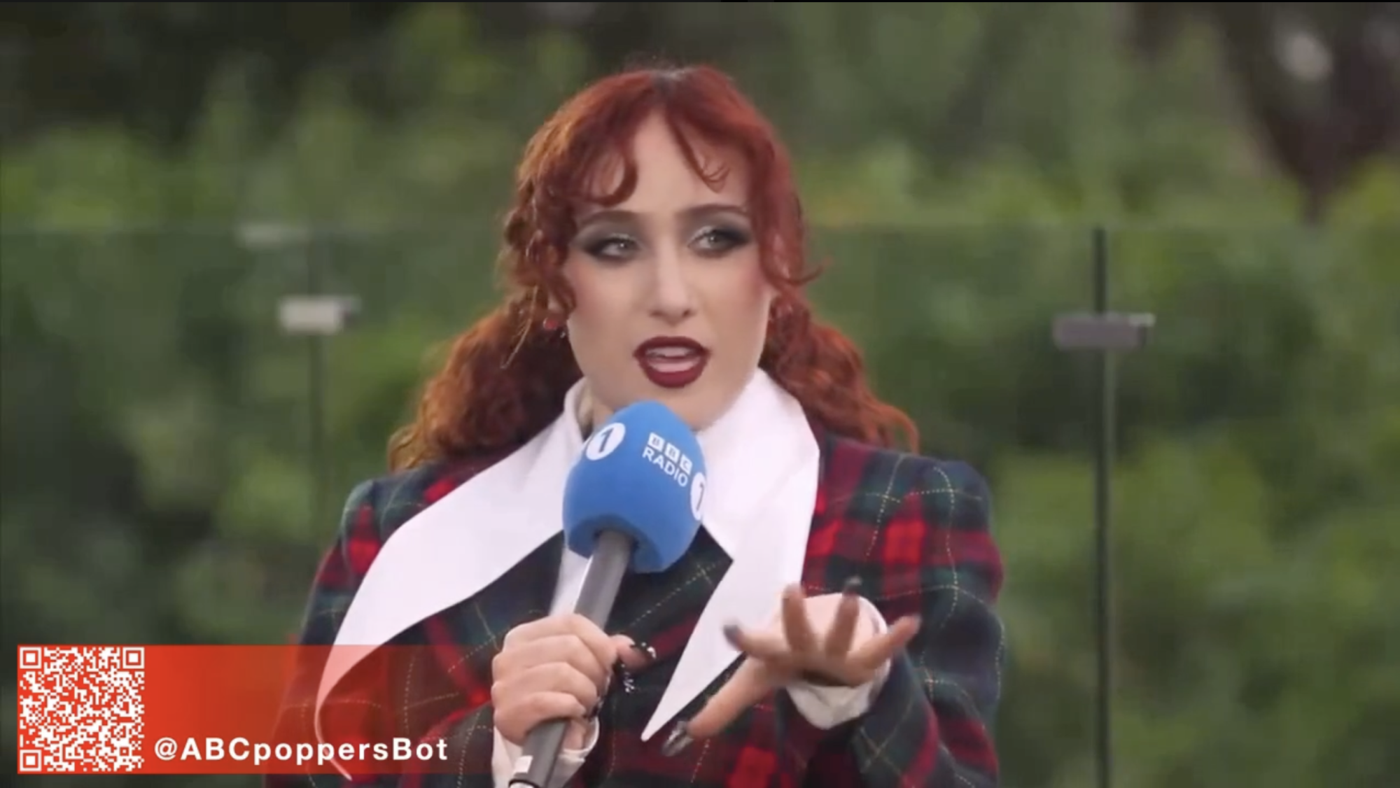 Всегда происходит какая-то хуйня. Какая-то сука блюет, какая-то сука вдыхает попперсы, какой-то девушке всё равно, что её парик наполовину снят Улья́новске Всегда происходит какая-то хуйня. Какая-то сука блюет, какая-то сука вдыхает попперсы, какой-то девушке всё равно, что её парик наполовину снят Улья́новске